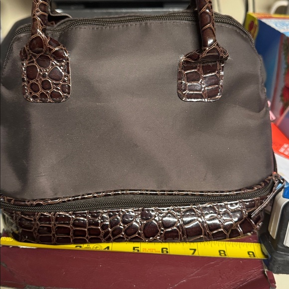 Lunch box with pink cancer ribbon pulls. - Picture 7 of 9